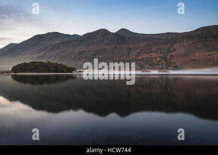 Atemberaubende Herbst Fall Landschaftsbild Crummock Wasser bei Sonnenaufgang im Lake District, England Stockfoto
