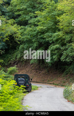 Landrover Defender in den Hügeln rund um Montefegatesi, Toskana, Italien. Stockfoto