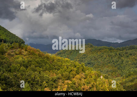 Die atemberaubende mittelalterliche Hügeldorf Montefegatesi ist von einer wunderschönen Berglandschaft umgeben. Provinz Lucca, Italien Stockfoto