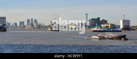 Blick auf die Themse von Woolwich Fähre, South East London, UK, Canary Wharf in der Ferne Stockfoto