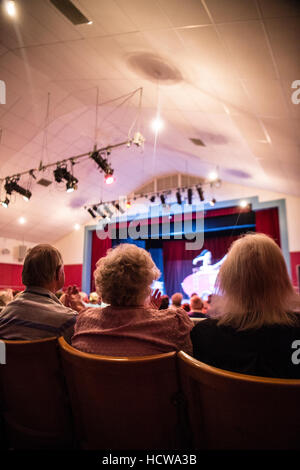 Die Zuschauer Theater Rum Ba Ba 'L'Hotel' am Neuadd Dyfi, Aberdyfi, der Arts Council of Wales "Night Out" Regelung durchführen. Dokumentarische Fotografien zur Veranschaulichung des Prozesses, auf eine professionelle Theater zeigen in einer kleinen Gemeinde Ort in Wales Stockfoto