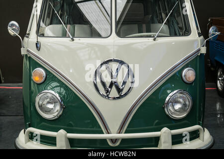 Ein weißer und grüner VW-Bus aus den 60er Jahren - den so genannten Splitscreen-Typ Stockfoto