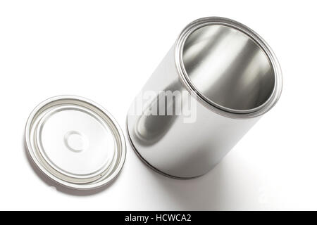 Neuer leerer und leere Dose Farbe kann mit einem geöffnetem Deckel isoliert auf weißem Hintergrund mit Beschneidungspfad. Stockfoto