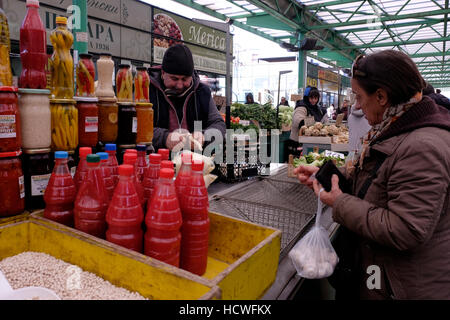 Gestapelte Gläser und Plastikflaschen gefüllt mit hausgemachten Saucen aus rotem Pfeffer, Relisks (wie Ajvar) und eingelegtem Gemüse, zum Verkauf auf dem Zeleni Venac Markt in der Stadt Belgrad Hauptstadt der Republik Serbien Stockfoto