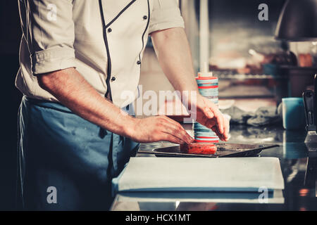 Chefkoch Teller in der Küche Stockfoto