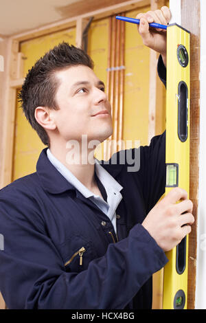 Baumeister, die Arbeit mit Wasserwaage prüfen Stockfoto