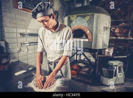 Jungkoch, Teig vorbereiten Stockfoto