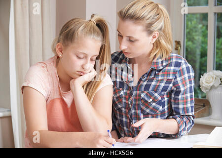 Weiblich-Home Tutor hilft Mädchen mit Studien Stockfoto