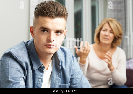 Gelangweilte Teenager gesagt, Weg von Mutter Stockfoto