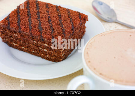 Köstlicher Schokoladenkuchen und Tasse Kakao mit Milch. Hautnah. Stockfoto