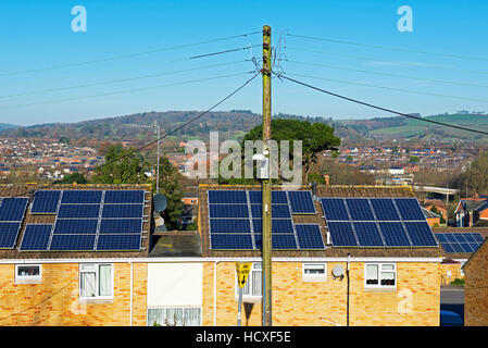 Solarzellen auf Hausdächern, England UK Stockfoto