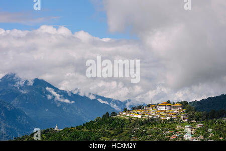 Buddhistischen Kloster gegen hohen Himalaya-Gipfel, mit Blick auf die Stadt an einem sonnigen Tag in Tawang. Stockfoto