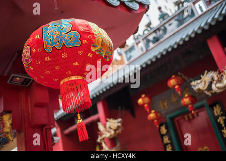 Chinesische Laternen in einem Tempel in Chinatown in der Nacht, Kuala Lumpur, Malaysia Stockfoto