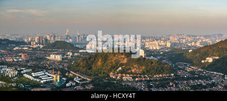 Skyline von Kuala Lumpur gesehen bei Sonnenaufgang von Bukit Tabur Berg, Malaysia Stockfoto