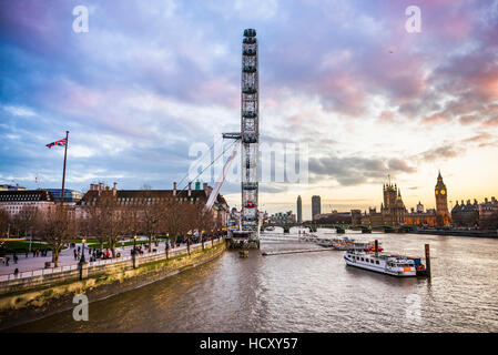 London Eye (Millennium Wheel) und Themse bei Sonnenuntergang, London Borough of Lambeth, UK Stockfoto