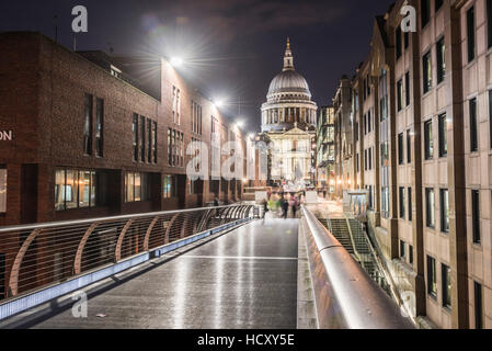 St. Pauls Cathedral nachts gesehen über die Millennium Bridge, City of London, London, UK Stockfoto