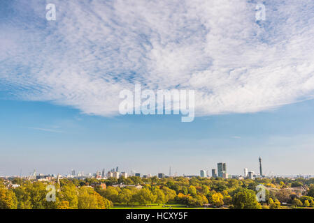 Die Skyline der Stadt im Herbst gesehen von Primrose Hill, Chalk Farm, London Borough of Camden, London, UK Stockfoto