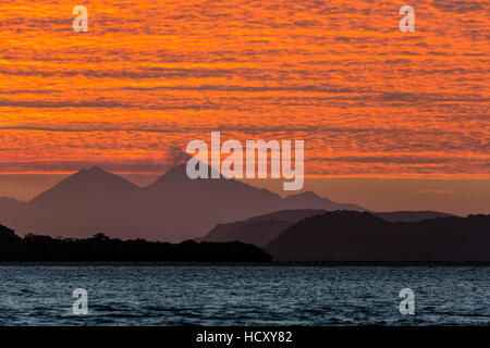 Sonnenuntergang über Komodo Nationalpark, Insel Rinca, Flores-See, Indonesien Stockfoto