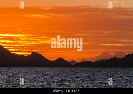 Sonnenuntergang über Komodo Nationalpark, Insel Rinca, Flores-See, Indonesien Stockfoto