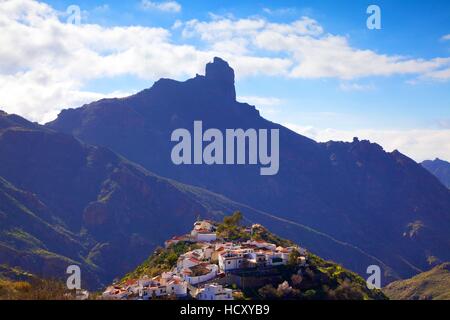 Tejeda mit Roque Nublo im Hintergrund, Gran Canaria, Kanarische Inseln, Spanien Stockfoto