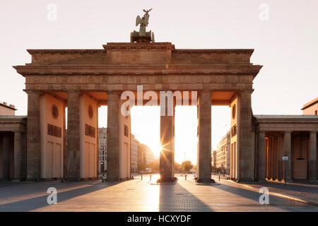 Brandenburger Tor (Brandenburger Tor) bei Sonnenaufgang, Platz des 18 Marz, Berlin-Mitte, Berlin, Deutschland Stockfoto