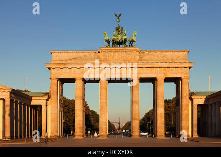 Brandenburger Tor (Brandenburger Tor) bei Sonnenaufgang, Quadriga, Berlin Mitte, Berlin, Deutschland Stockfoto