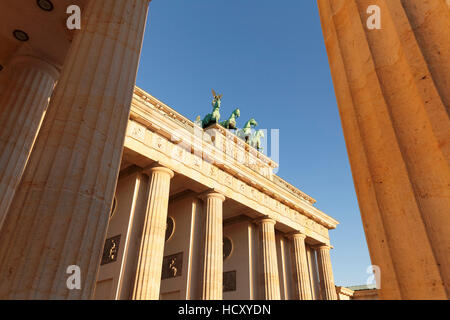 Brandenburger Tor (Brandenburger Tor) bei Sonnenaufgang, Quadriga, Berlin Mitte, Berlin, Deutschland Stockfoto