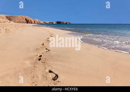 Fußspuren im Sand, Playa Papagayo-Strand in der Nähe von Playa Blanca, Lanzarote, Kanarische Inseln, Spanien, Atlantik Stockfoto