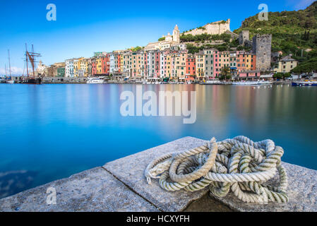 Blick von der Pier des blauen Meeres, die die typischen Häuser von Portovenere, UNESCO, La Spezia Provinz, Ligurien, Italien-frames Stockfoto