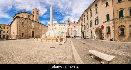 Historische Gebäude und Obelisk des alten Piazza Federico II, Jesi, Provinz Ancona, Marken, Italien Stockfoto