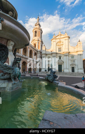 Blick auf die Basilika des Heiligen Hauses und Brunnen dekoriert mit Statuen, Loreto, Provinz Ancona, Marken, Italien Stockfoto