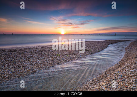 Das Licht des Sonnenaufgangs spiegelt sich in dem ruhigen Meer, Porto Recanati, Provinz Macerata, Conero Riviera, Marche, Italien Stockfoto