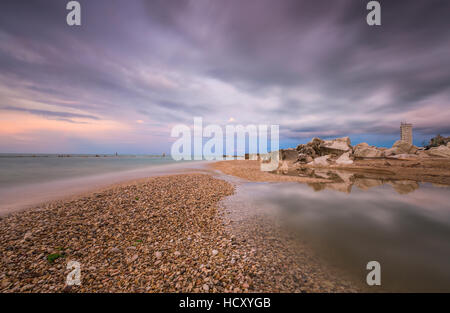 Wolken spiegeln sich im klaren Wasser bei Sonnenuntergang, Porto Recanati, Provinz von Macerata, Conero Riviera, Marche, Italien Stockfoto