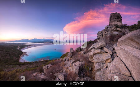 Blick auf die Bucht und die Strände von der Steinturm bei Sonnenuntergang, Porto Giunco, Villasimius, Provinz von Cagliari, Sardinien, Italien Stockfoto