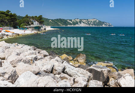 Kanu in der Bucht, umgeben vom türkisfarbenen Meer, Provinz Ancona, Conero Riviera, Marche, Italien Stockfoto