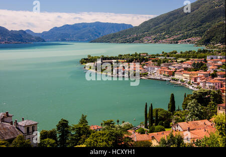 Blick auf das typische Dorf Gravedona, umgeben von den Comer See und Gärten, Provinz Como, italienische Seen, Lombardei, Italien Stockfoto