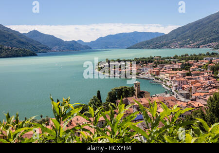 Blick auf das typische Dorf Gravedona, umgeben von den Comer See und Gärten, Provinz Como, italienische Seen, Lombardei, Italien Stockfoto