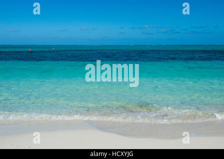 Weiße Sand und das türkisfarbene Wasser am Welt berühmten Grace Bay Beach, Providenciales, Turks- und Caicosinseln, Caribbean Stockfoto