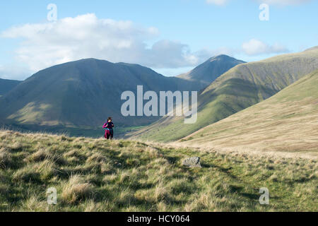 Trekking im englischen Lake District, verliebte sich Kirk und großen Giebel in Ferne, Nationalpark Lake District, Cumbria, England Stockfoto