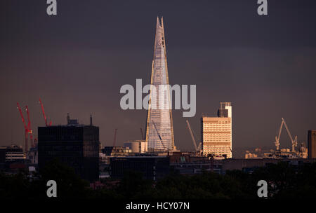 Die Scherbe bei Sonnenuntergang von der Spitze der Primrose Hill in London, Großbritannien Stockfoto