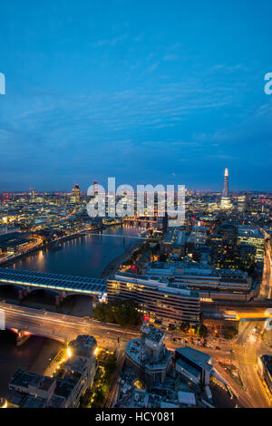 Einen nächtlichen Blick auf London und die Themse von der Spitze des Turmes Southbank, London, UK Stockfoto