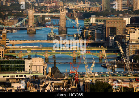 Ein Blick auf die Themse und die Tower Bridge von der Spitze des Centre Point Tower, London, UK Stockfoto