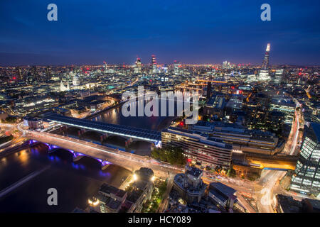 Einen nächtlichen Blick auf London und die Themse The Shard, St. Pauls Kathedrale und Tate Modern, London, UK Stockfoto