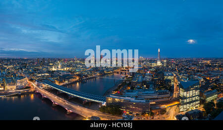 Nächtliche Panoramablick auf London und die Themse zeigen The Shard und St. Pauls Cathedral, London, UK