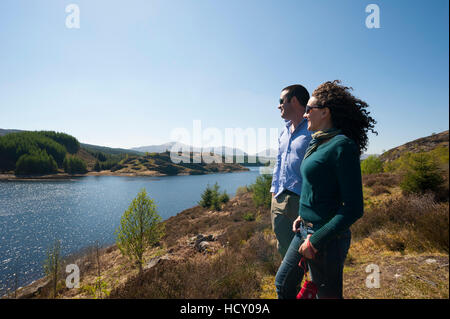 Touristen schauen über Loch Laggan, Aberdeenshire, Schottland, Uninted Königreich Stockfoto