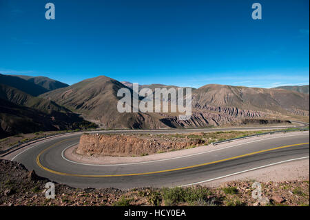 Straße in Richtung Salinas Grandes (Salinen) in der Nähe von Purmamarca, Argentinien Stockfoto