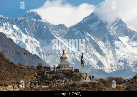 Horden von Wanderern machen ihren Weg zum Everest Base Camp, der Mount Everest ist der Gipfel auf der linken Seite, Khumbu-Region, Nepal Stockfoto