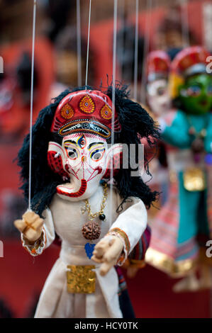 Bunte Marionetten hängen auf dem Display in der historischen Newar Stadt Bhaktapur, Nepal Stockfoto
