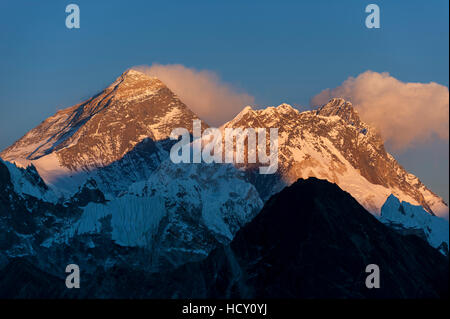 Mount Everest, Nuptse und Lhotse, gesehen hier vom Gokyo Ri, Region Khumbu, Nepal Stockfoto