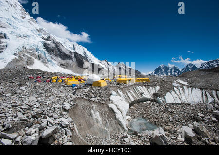 Im Everest Base Camp Zelte auf dem Gletscher zwischen den Felsbrocken und Löcher im Eis, Khumbu-Region, Nepal Stockfoto